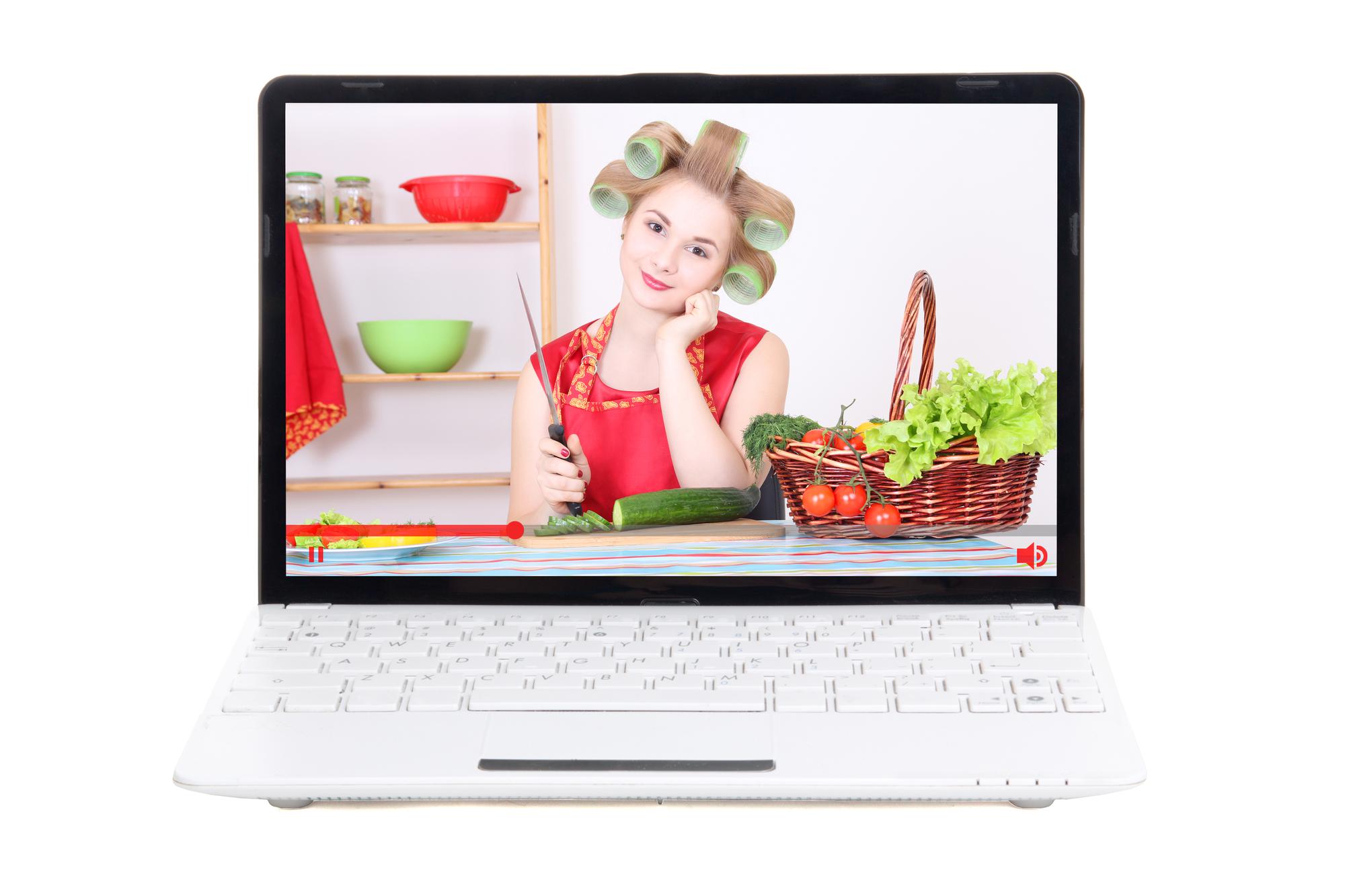 Widok modułów kursu na ekranie laptopa